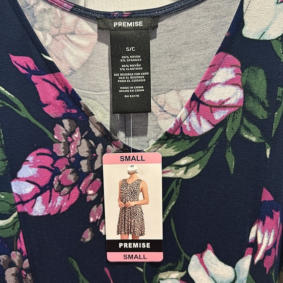 NWT Premise sleeveless Hibiscus Floral dress with a v- neck 95% Rayon 5% Spandex - Picture 4 of 9